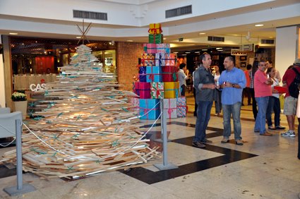 Arquitetos decoram árvores de natal com donativos no Rio Plaza