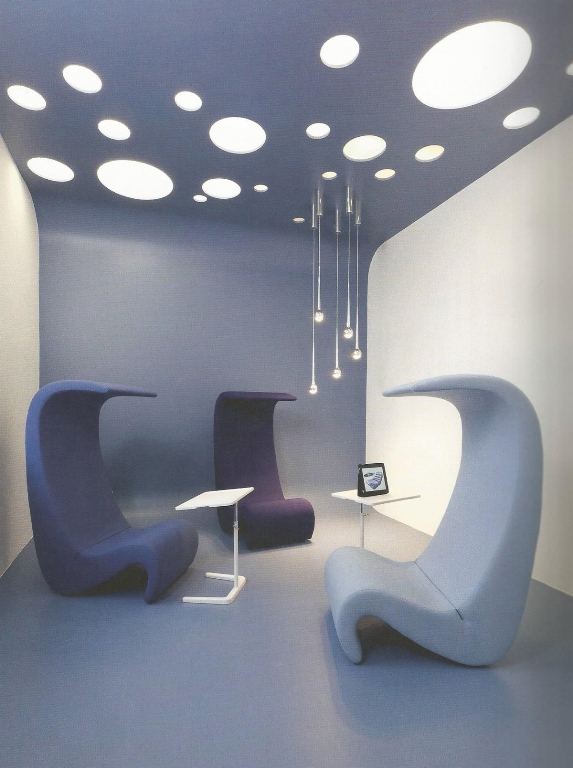 Vitra expõe móveis na Saraiva do Village Mall