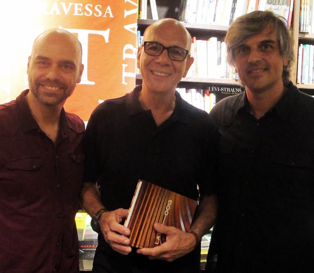 Lattoog lança livro em Ipanema