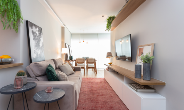 Apartamento de 70 m² é renovado com soluções práticas de marcenaria 
