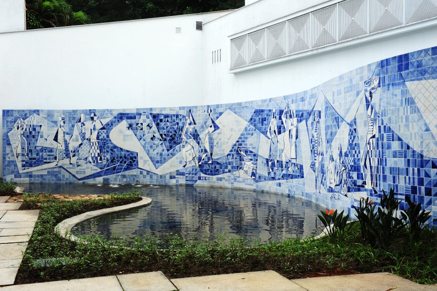 Painel de azulejos criado por Roberto Burle Marx ganha restauro no IMS