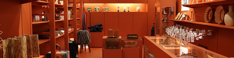 A loja do Museu de Arte Moderna de São Paulo recebe projeto com a curadoria dos irmãos Campana
