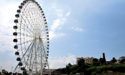 A maior roda-gigante da América Latina, inaugurada no Rio, começou a girar nesta sexta-feira.