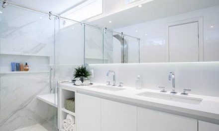 Decoração monocromática proporciona modernidade e amplitude ao banheiro