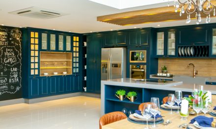A cozinha de cor azul naval das arquitetas Bruna e Flávia Sideris