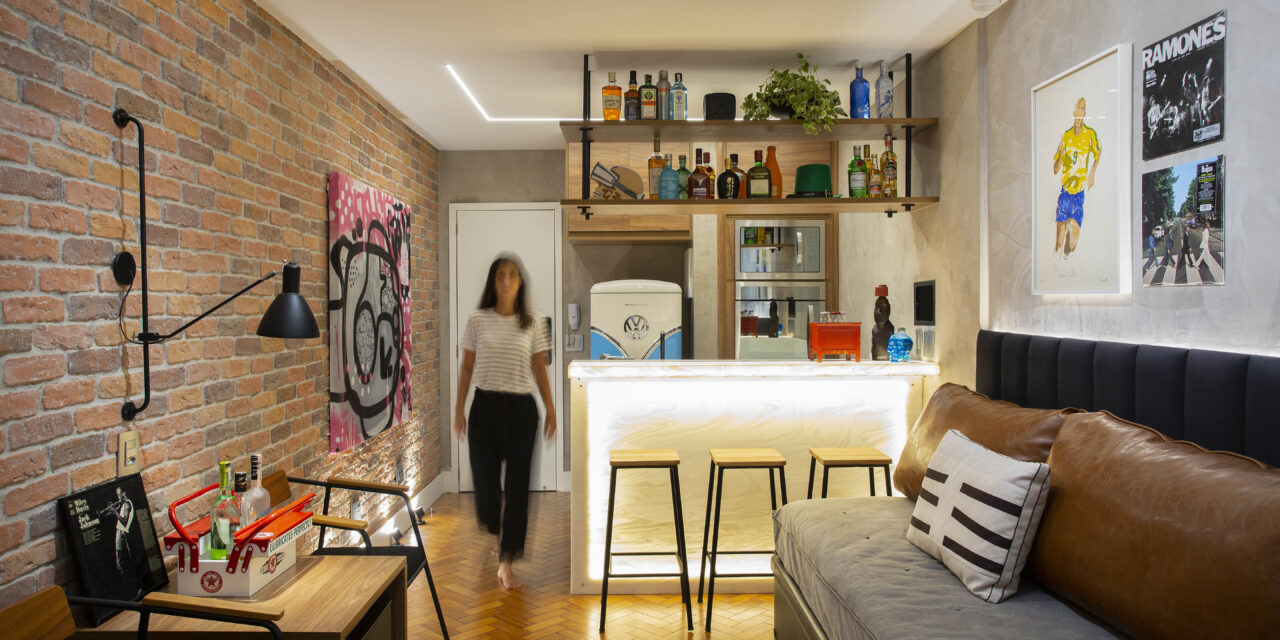 Reforma total confere visual de pub inglês para apartamento de 29m² em Ipanema