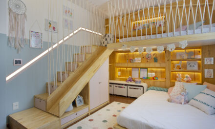 Projetado pela arquiteta Kelly Figueiredo, o quarto de 11m2 da Laura, 4 anos, tem mezanino com escorregador