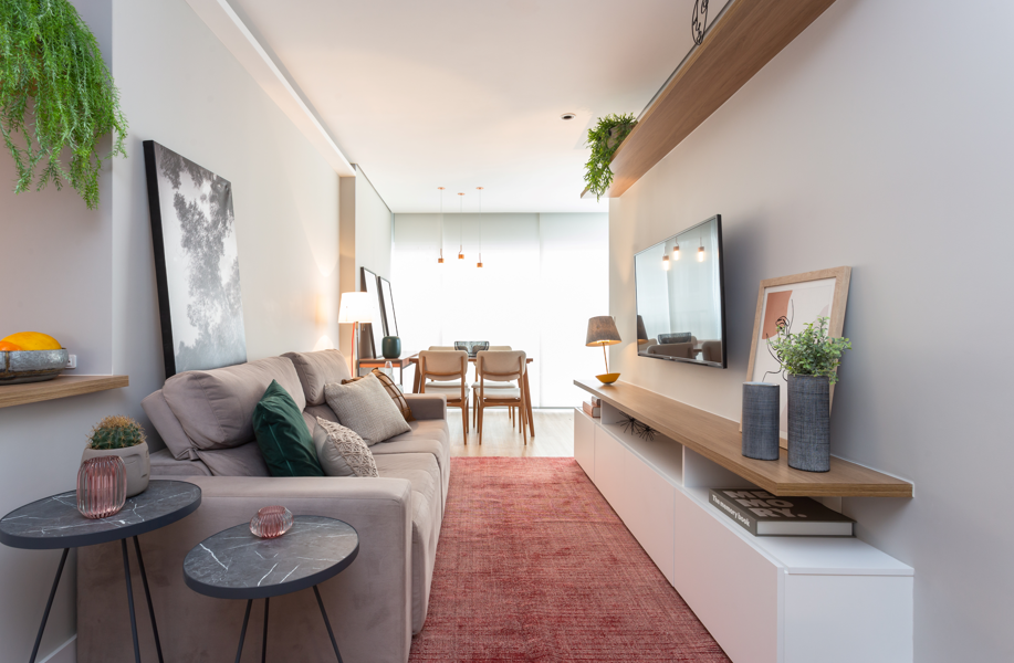 Apartamento de 70 m² é renovado com soluções práticas de marcenaria 
