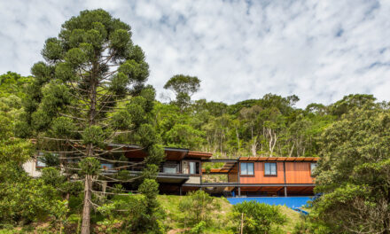 Conheça a casa de campo, no topo de uma montanha em Petrópolis, projetada pelo escritório AO CUBO ARQUITETURA